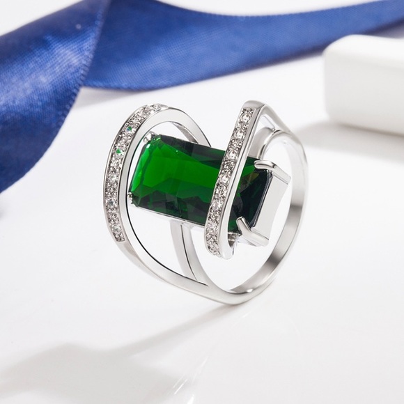 Elegant Silver and Green Gemstone Ring - Picture 3 of 10